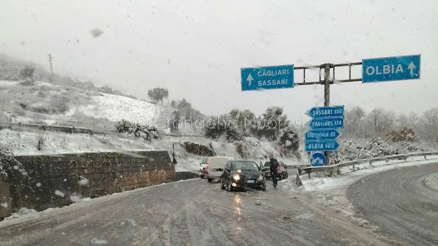 Vari incidenti alle porte di Nuoro: traffico paralizzato e code lunghissime di auto