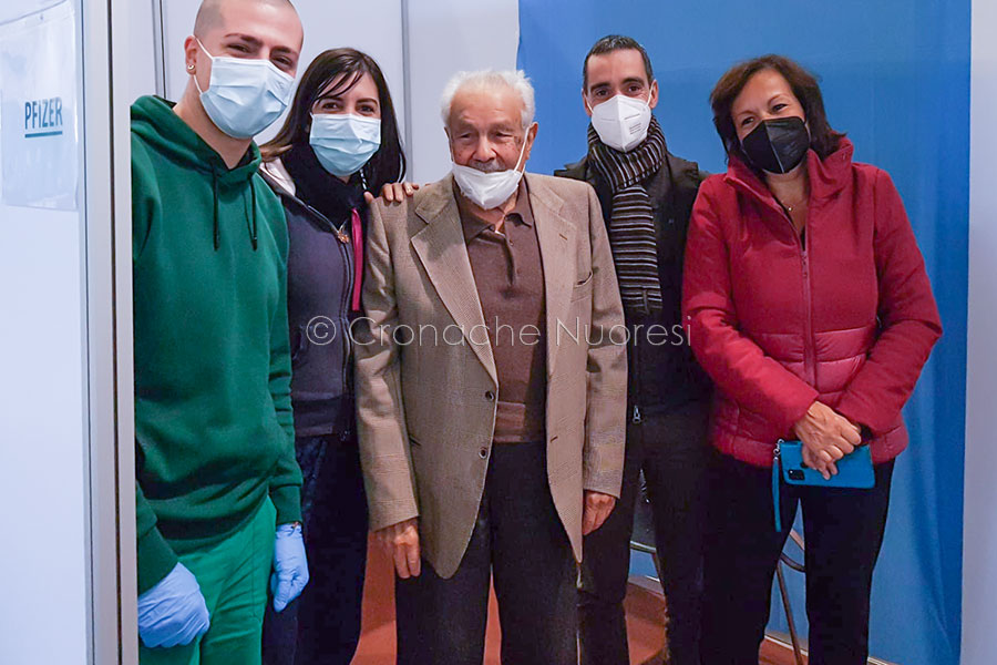 Nuoro. Terza dose di vaccino per l’ingegner Maccioni nel giorno del suo 103° compleanno