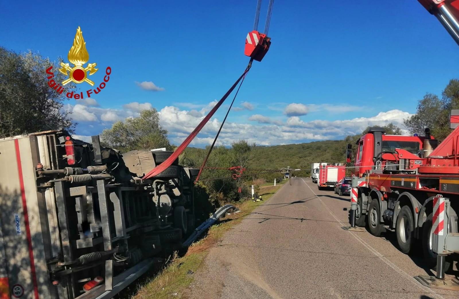 Perde il controllo dell’autoarticolato che si ribalta: conducente in ospedale