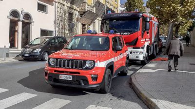 L'intervento dei Vigili del fuoco nell'Ex Banca d'Italia (foto Cronache Nuoresi)