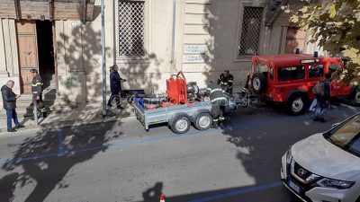 L'intervento dei Vigili del fuoco nell'Ex Banca d'Italia (foto Cronache Nuoresi)