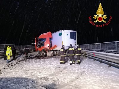 Maltempo, autoarticolato di traverso sulla 389