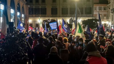 Manifestazione di protesta contro la scelta dei No gren pass