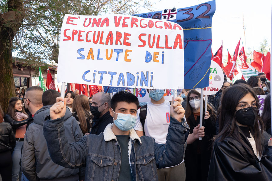 Allerta in Barbagia: sit in davanti al San Francesco in difesa della Sanità