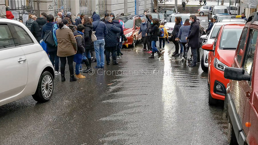 Nuoro  Perdita d’acqua in via Matteotti: bambini del Podda costretti a passare nella pozzanghera – VIDEO