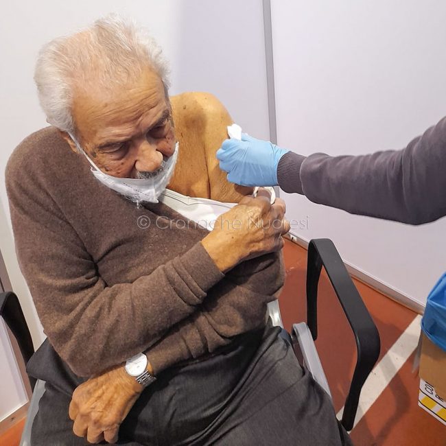 Terza dose di vaccino per l'ing. Maccioni nel suo 103° compleanno