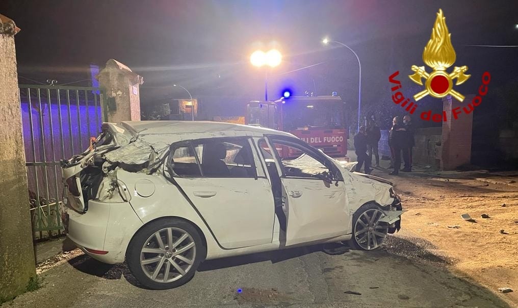 Bono. Auto si schianta contro un muro di recinzione: cinque minorenni coinvolti, uno è grave