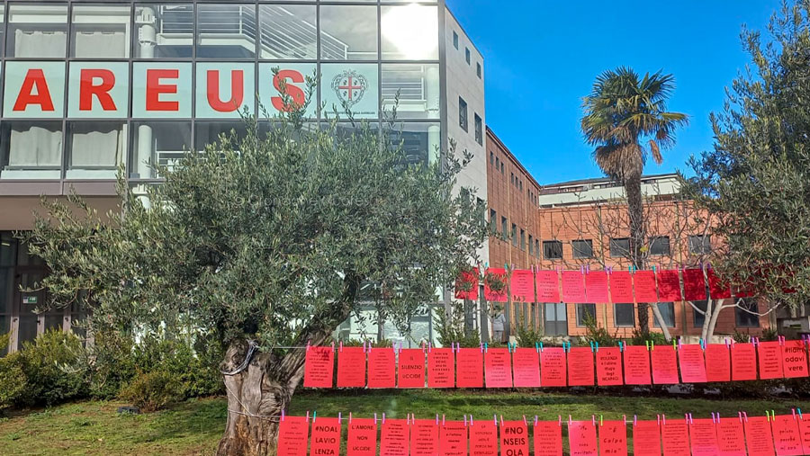 L’AREUS si tinge di rosso: esposti aforismi contro la violenza sulle donne