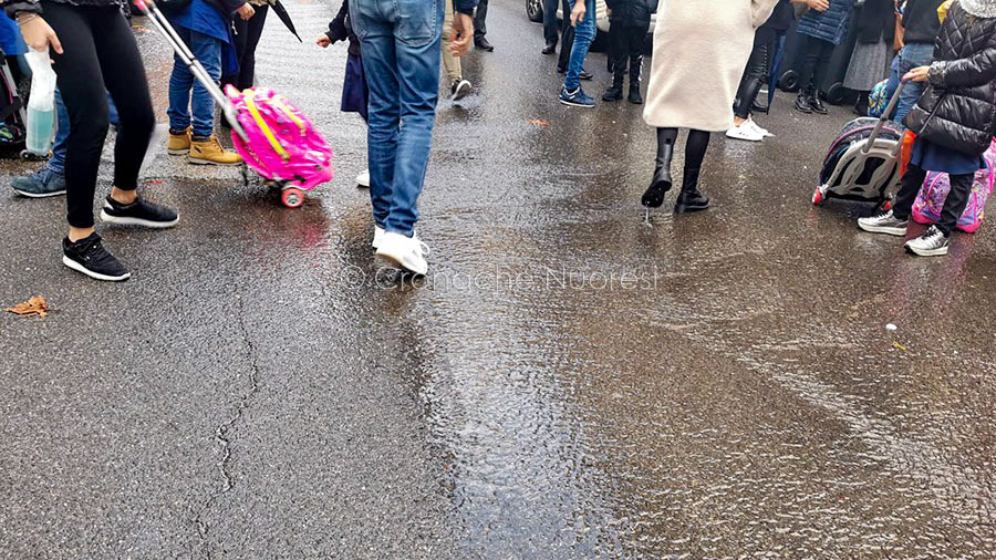 Nuoro. Enorme perdita d’acqua da ore davanti alla scuola Podda