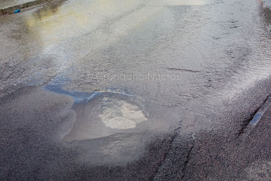 Da 15 giorni maxi perdita d’acqua a Orotelli. E l’ente gestore non interviene