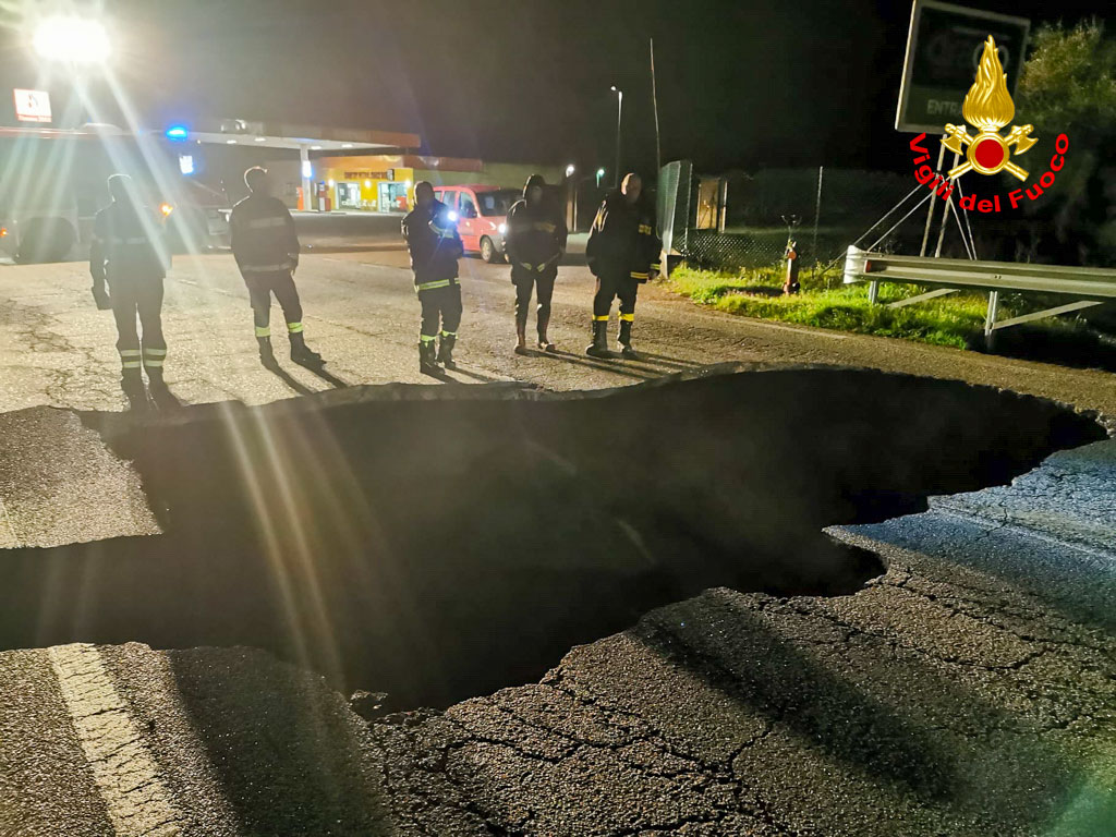 Danni per la pioggia in Gallura: smottamenti e una maxi  voragine nella strada per Arzachena – VIDEO