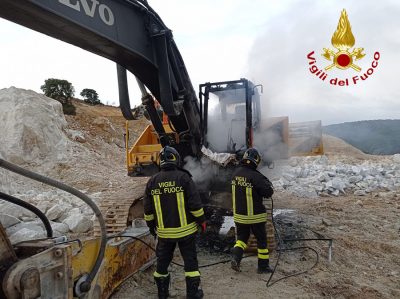 Attentato incendiario a Sarule/ distrutti tre mezzi della Maffei Sarda Silicati