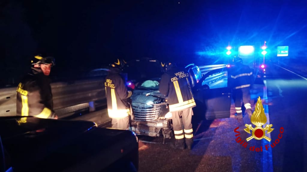 Perde il controllo dell’auto e sbanda contro il guardrail