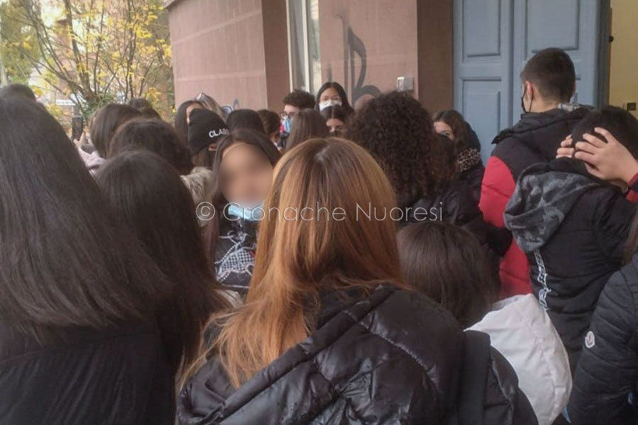 Gli studenti del liceo Satta: “La nostra protesta va oltre piercing e unghie”