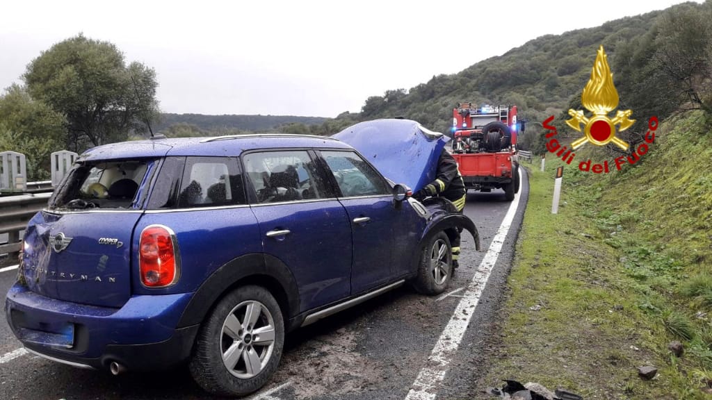 Due autovetture e un mezzo pesante si sono scontrati sulla 131: feriti due conducenti