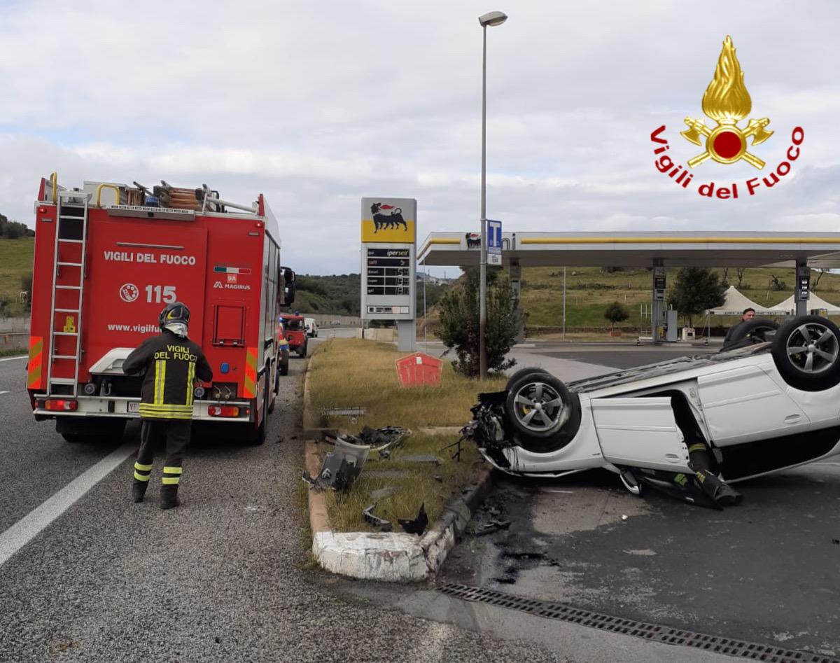 Perde il controllo dell’auto e si ribalta sulla Statale 13DCN: in ospedale il conducente