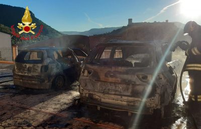 Le due auto distrutte dalle fiamme a Bosa