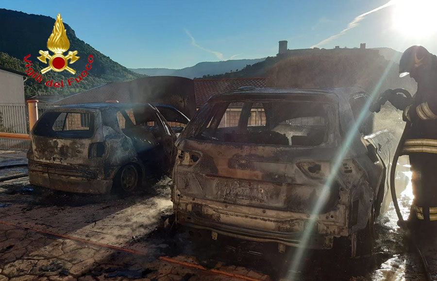 Accompagna la bimba a scuola, mette in moto e l’auto prende fuoco: paura oggi a Bosa