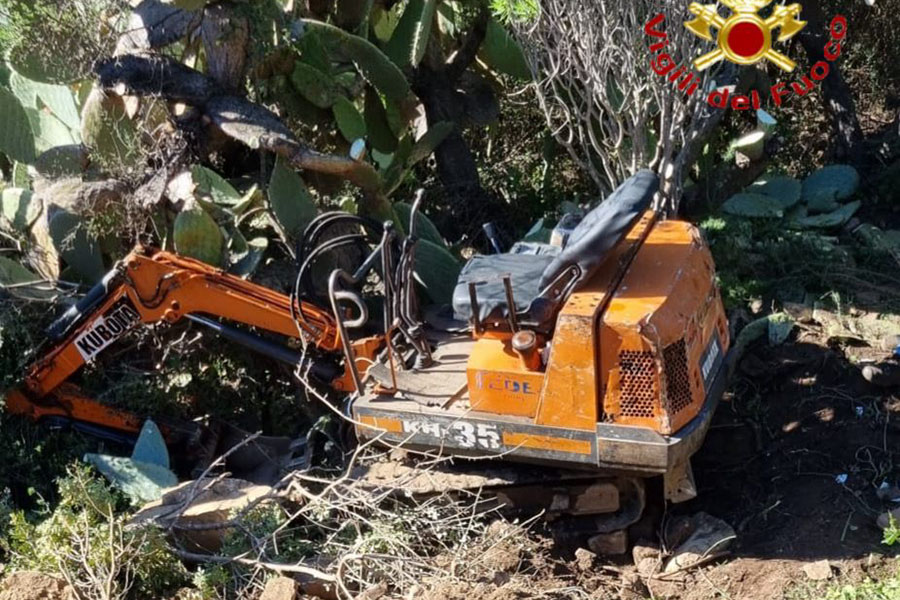 Tortolì. Morto il 60enne rimasto incastrato da ieri nei cingoli del suo escavatore