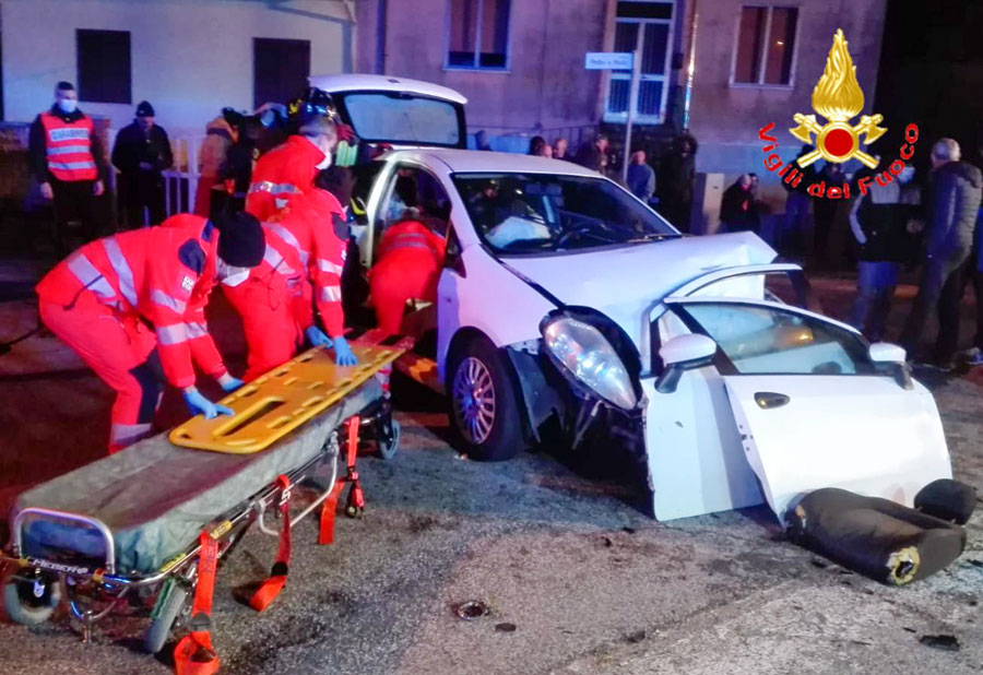 Scontro nel centro abitato di Borore: due donne e un uomo finiscono in ospedale