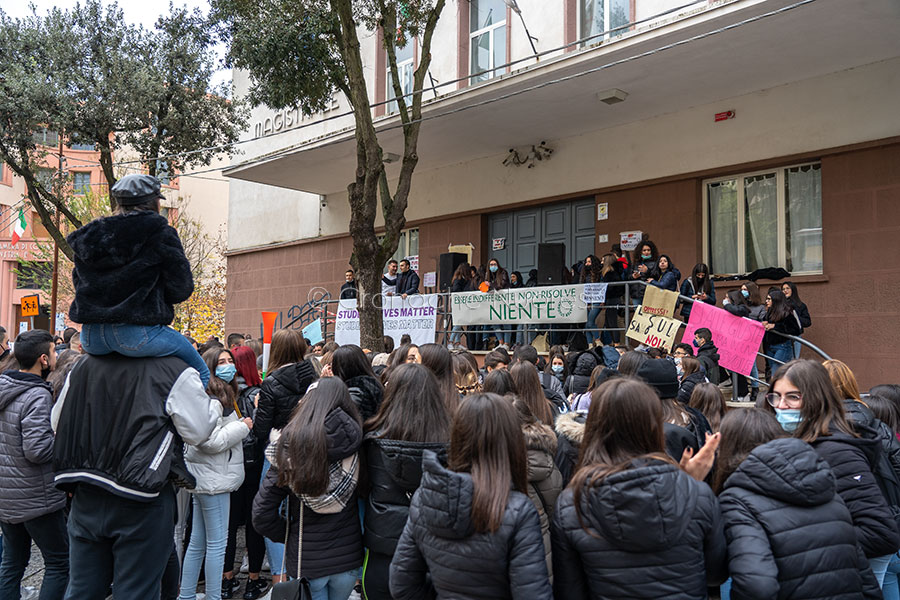 Gli studenti del Liceo Sebastiano Satta tornano in aula: stasera collegio con i docenti