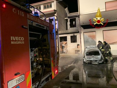 Suni, l'auto andata a fuoco nella notte