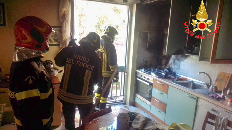 Nuoro. Un pentolino dimenticato sui fornelli e la cucina va a fuoco