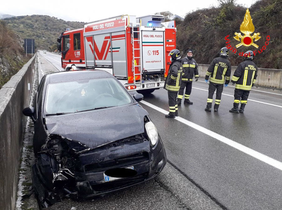 Statale 389. Perde il controllo dell’auto e finisce contro un muretto in cemento: 29enne ferita