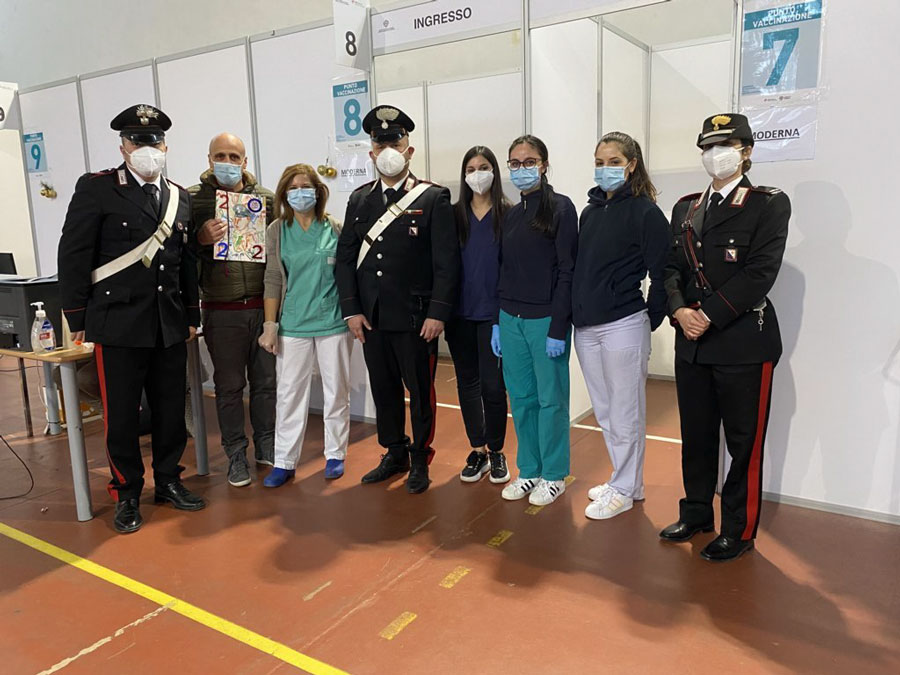 Nuoro. I Carabinieri donano il calendario, panettoni e giocattoli ai bambini ricoverati
