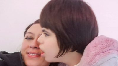 Aurora con la mamma Alessandra Piroddi (f. Facebook)