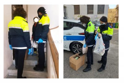 Gli agenti della Municipale soccorrono l'anziana in difficoltà