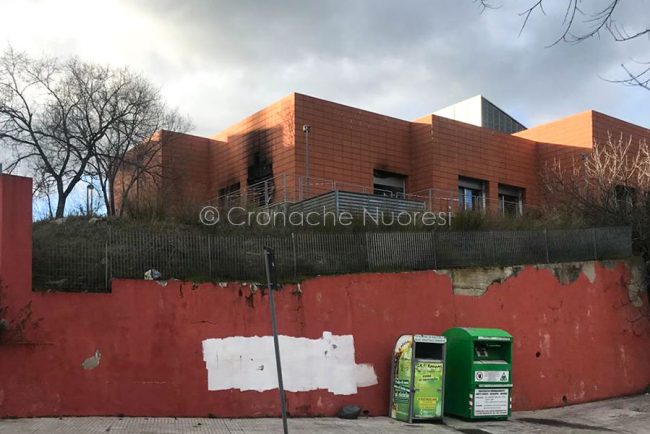 L'ex sede del lavoro in via Ballero andata a fuoco