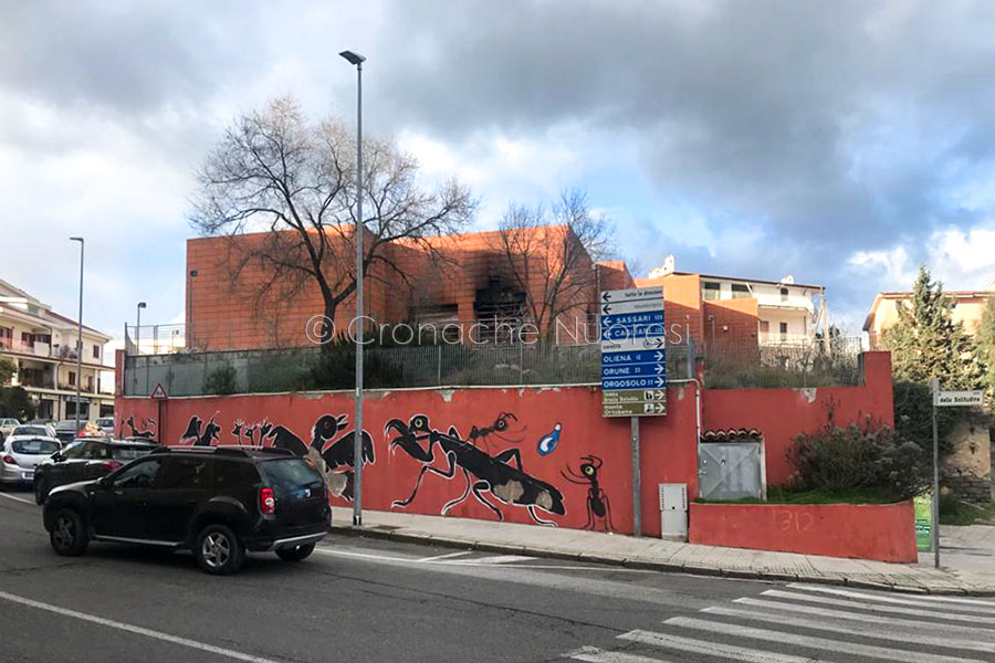 Nuoro. Abbandonata da tempo, l’ex sede dell’ASPAL è stata data alle fiamme dai vandali