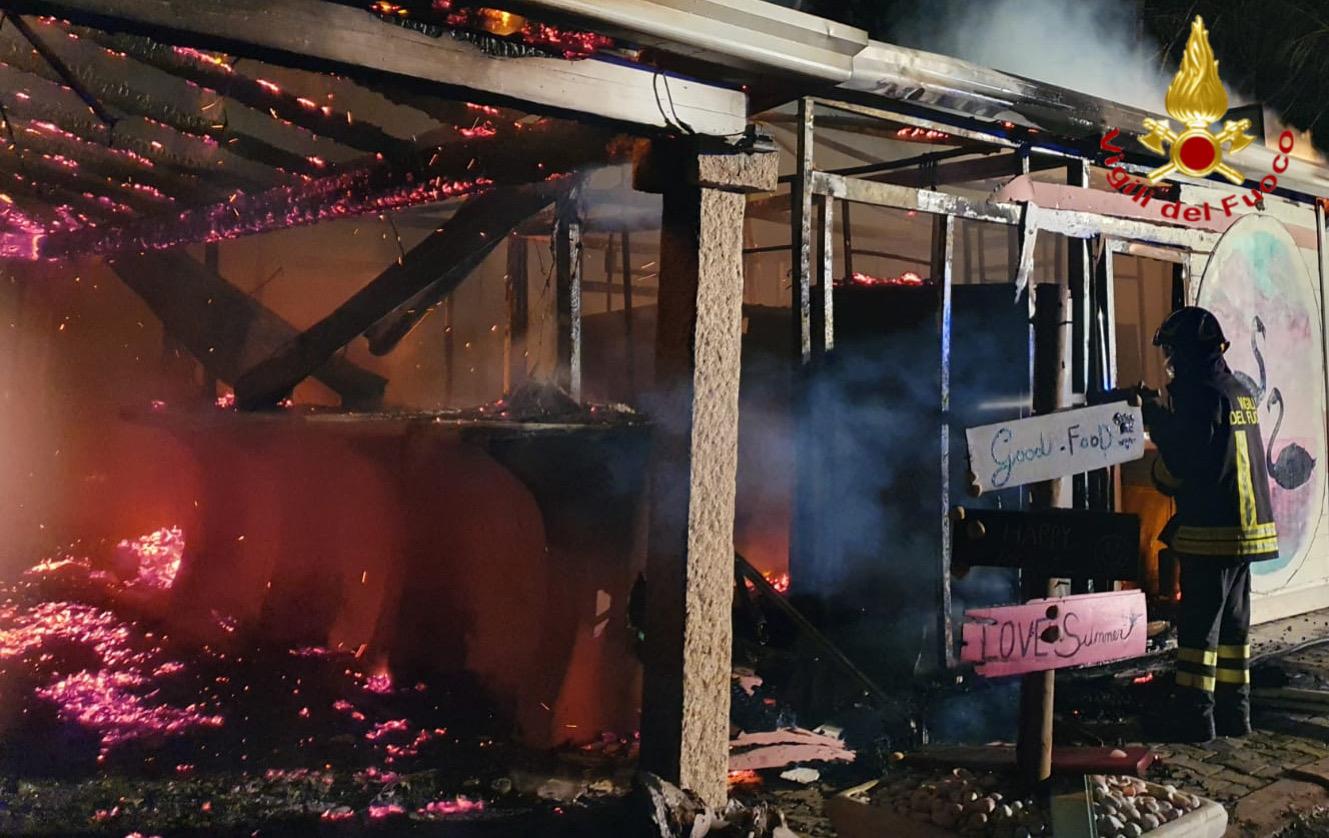 A fuoco un chiosco bar alla Marina di Lotzorai: indagini in corso per accertare il dolo