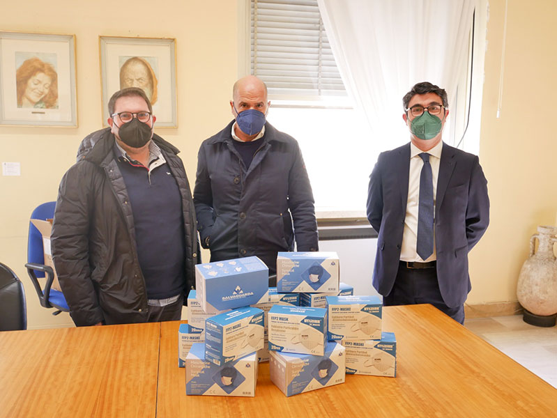 Nuoro. Due aziende cittadine donano 53mila mascherine per le fasce più deboli della popolazione