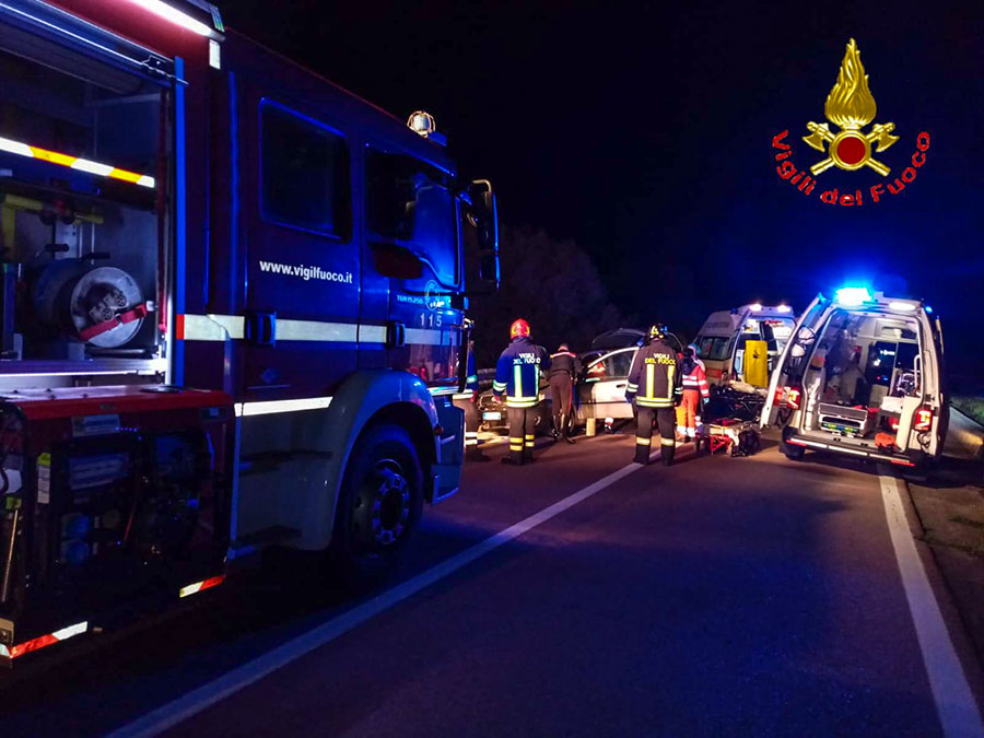 Perde il controllo dell’auto e si schianta contro il guard rail: 52enne in ospedale in codice rosso