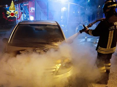 L'auto andata a fuoco