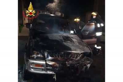 L'auto distrutta dalle fiamme