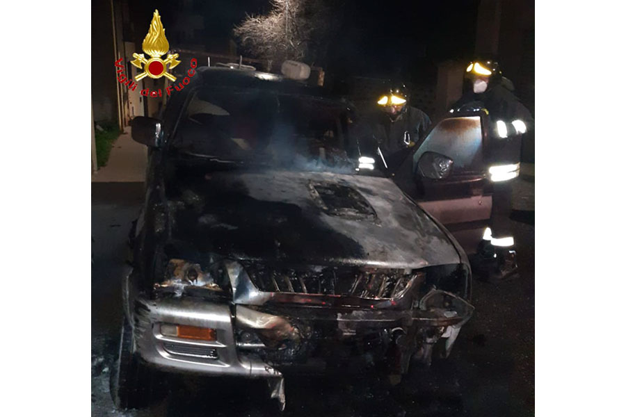 Attentato incendiario nella notte a Bolotana: dato alle fiamme un fuoristrada