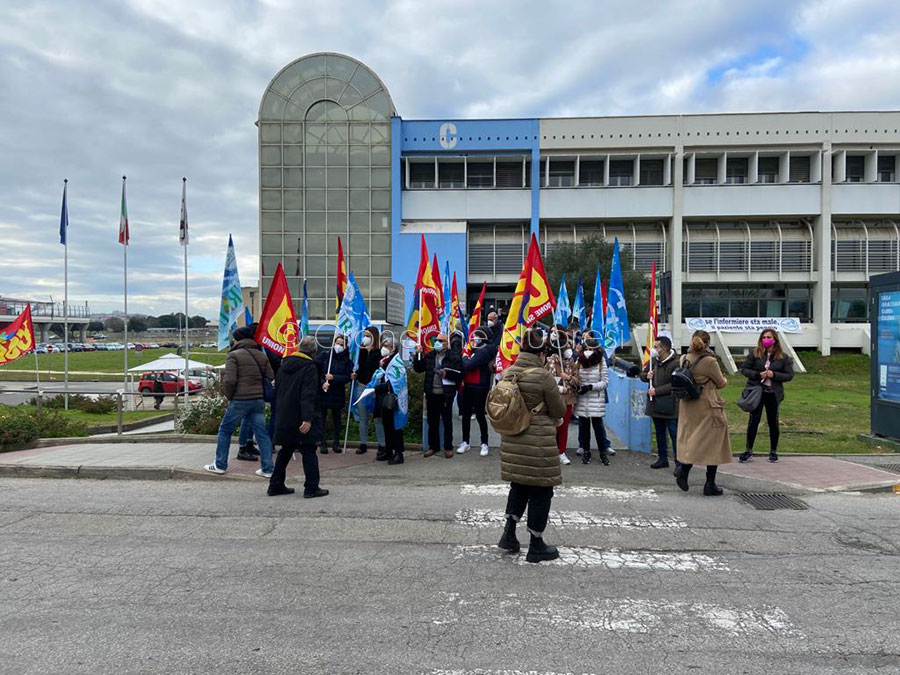 “Non si muore di solo Covid”, la denuncia dell’USB davanti al Policlinico di Monserrato