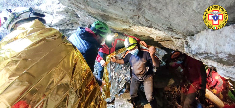 Dorgali. Tratti in salvo i 7 speleologi rimasti bloccati nella grotta di Ispinigoli