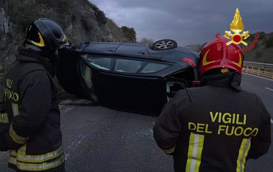 Perde il controllo dell’auto, urta un pozzetto a bordo strada e si ribalta: ferita una giovane