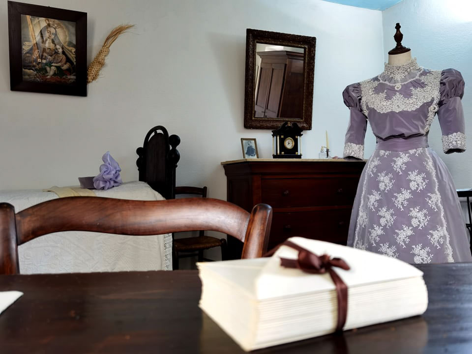 “Un intreccio cangiante di seta, perline e lana”: l’ISRE ricostruisce l’abito nuziale di Grazia Deledda