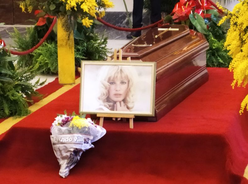Monica Vitti, omaggio alla camera ardente tra mimose, foto e video