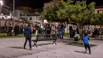 Aperitivo no-vax in piazza su Connottu (foto F.Nieddu)