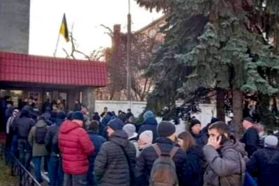 Cittadini ucraini in coda per arruolarsi (foto dal web)