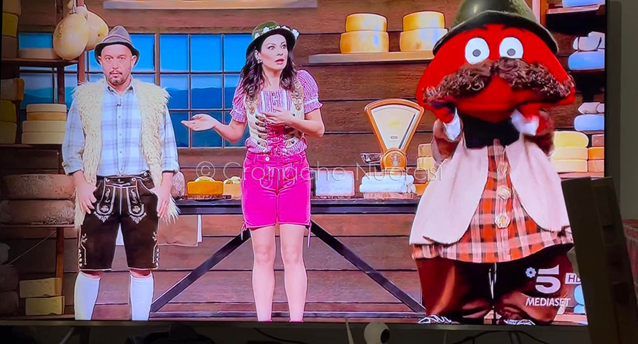 A Paperissima Sprint va in onda ancora una volta la triste pantomima del sardo, basso, involuto e “puzzolente”: gag voluta o scivolone?