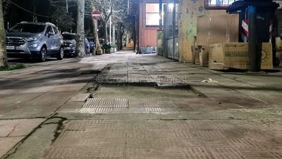 Il marciapiede disconnesso in viale Repubblica (foto Cronache Nuoresi)