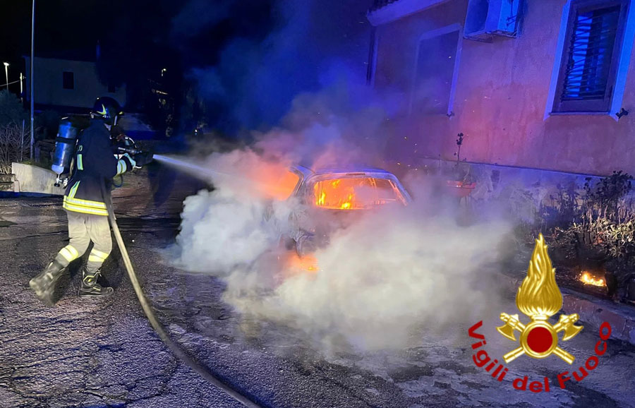 Olbia: auto avvolta e distrutta dalle fiamme