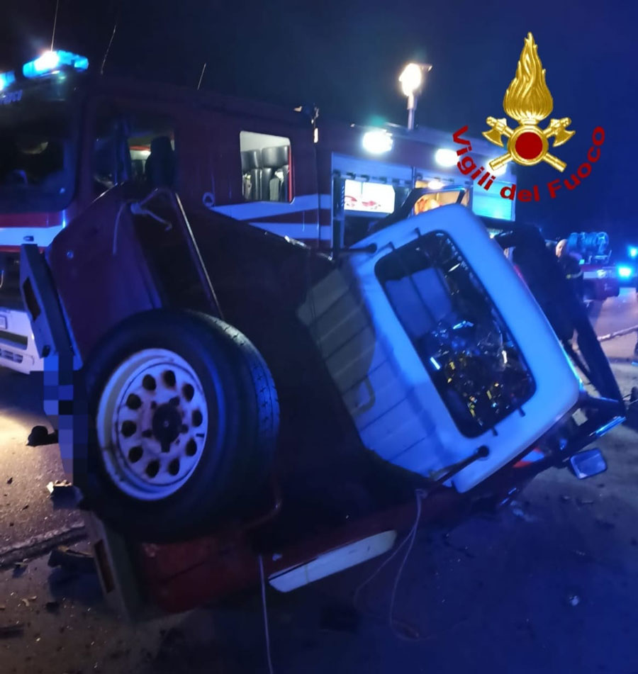 Scontro a Badesi tra due automezzi: un morto e tre feriti